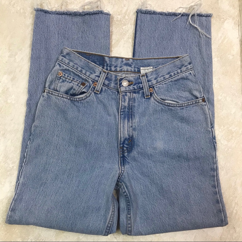 VINTAGE LEVI’S; LIGHT WASH HIGH WAISTED MOM JEANS
